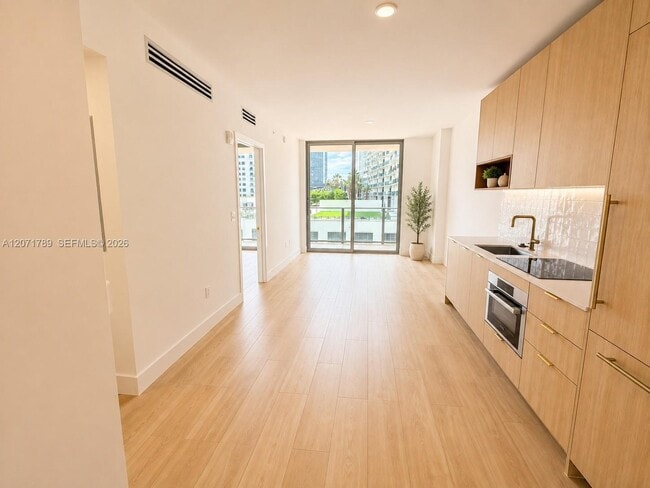Building Photo - 90 NE 32nd St Unit 709