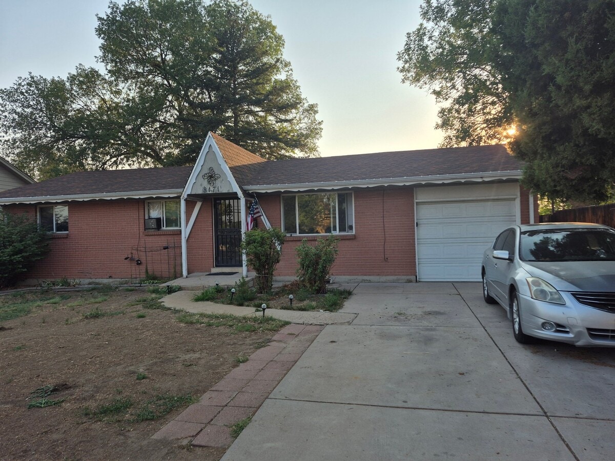 Photo - 8471 Franklin St