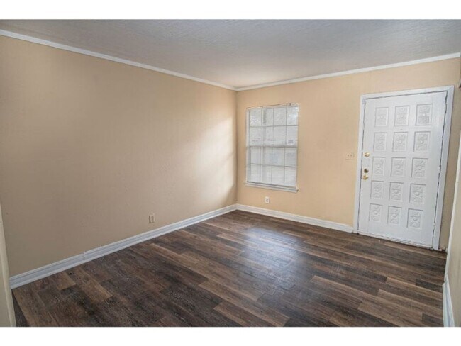 Photo - Convenient 4-Bedroom Stay Near Downtown & Attractions!