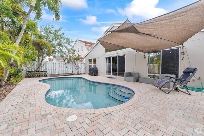 Building Photo - 3 bedroom in Hollywood FL 33012 Rental