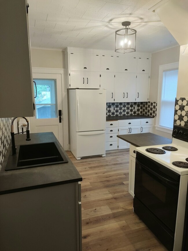 Photo - 703 St Olaf Ave W