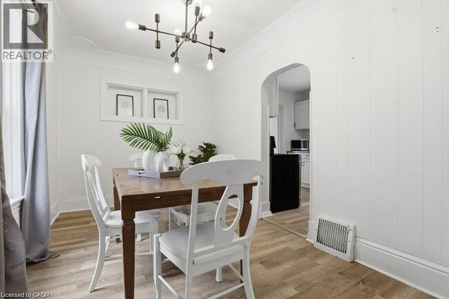 Photo - 391 Douro St