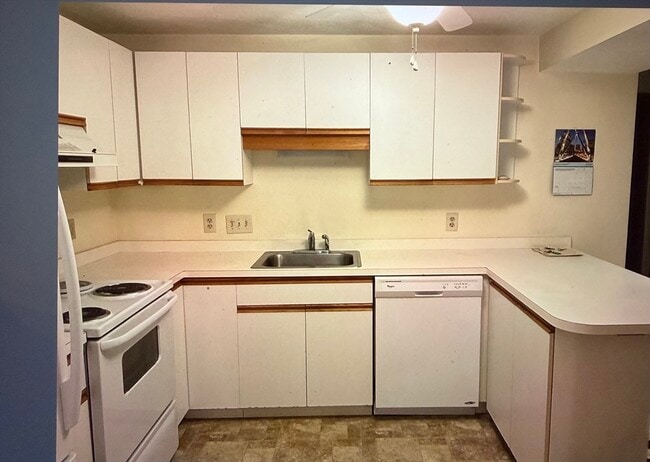 Building Photo - 634 Main St Unit 8