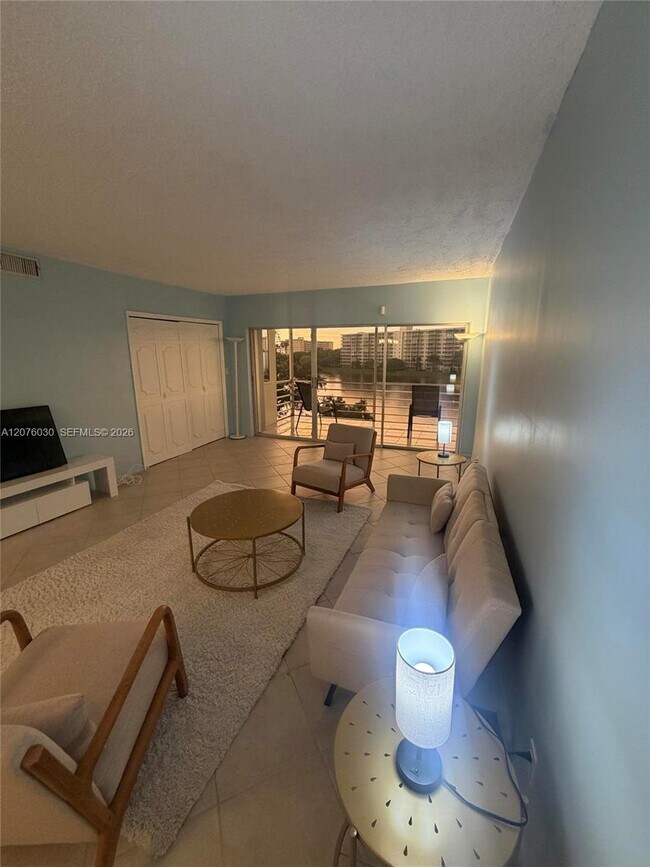 Building Photo - 2751 N Palm Aire Dr Unit 502