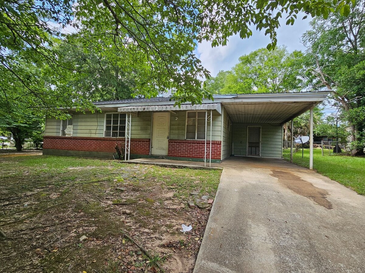 Nice Home with Fenced Yard - Nice Home with Fenced Yard