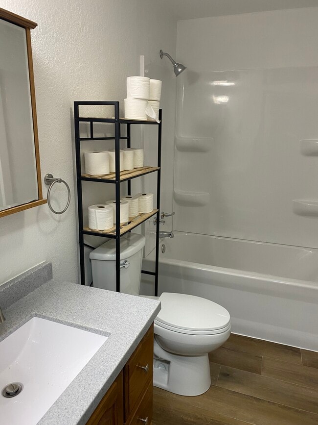 Bathroom Bathtub - 2985 Hales Mill Rd Unit 2