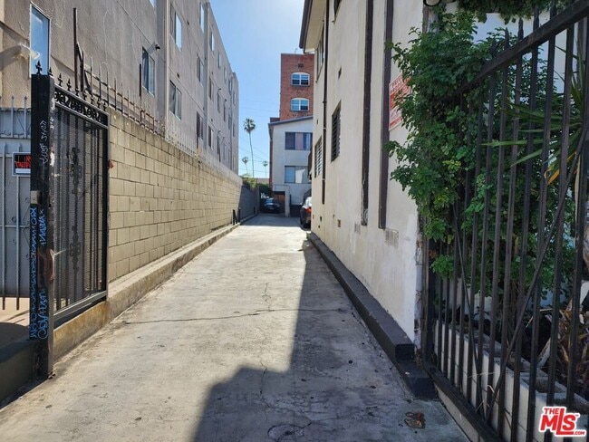 Photo - 515 S Manhattan Pl Unit 1