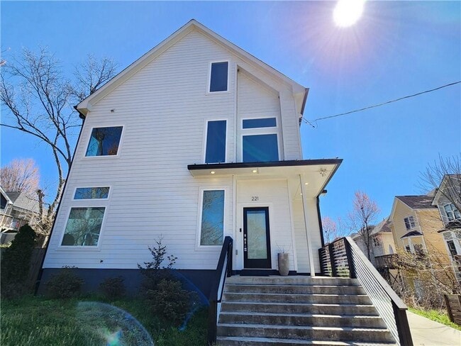 Photo - 221 Bass St SE House