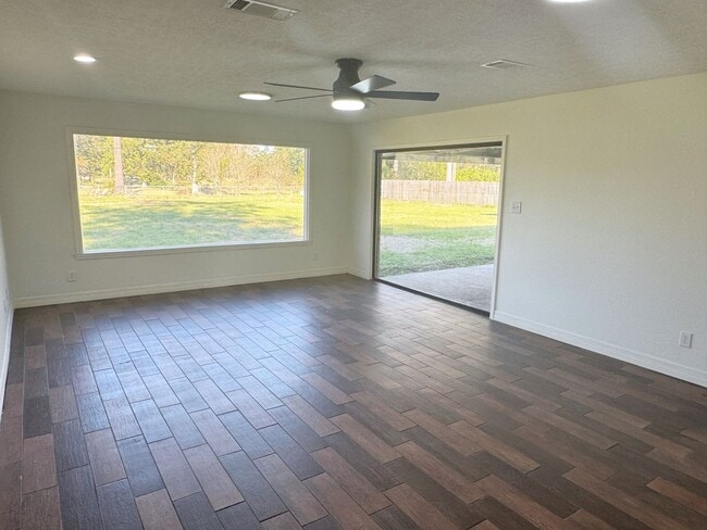 Photo - 310 W Pineshadows Dr