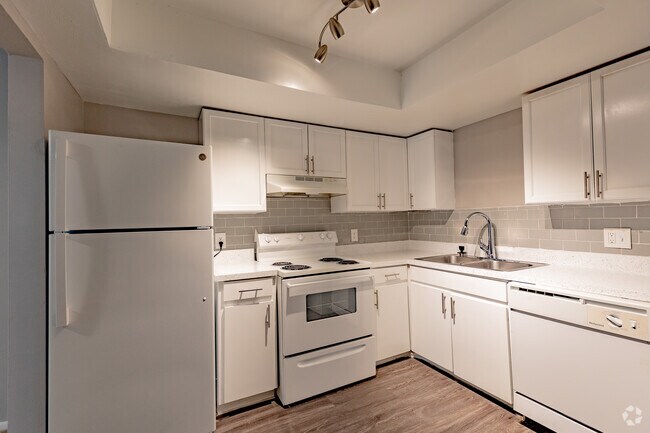 1 BR, 1 BA - 850 SF - Central Park at East Bay