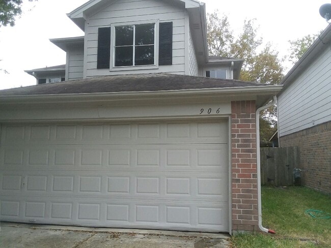 Photo - 906 Oak W Dr