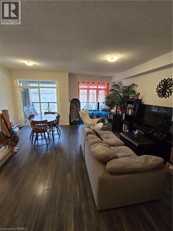 Photo - 585 Colborne St