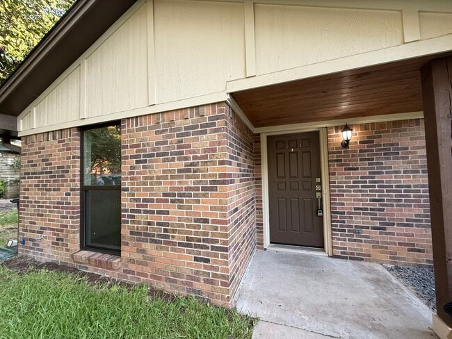 126 Hollyhill Ln