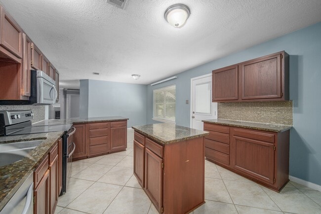 Building Photo - 327 Chateau Woods Pkwy Dr