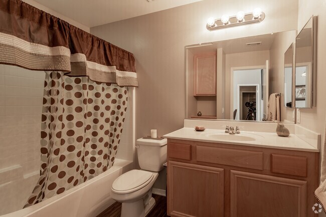 2BR, 2BA - 1090 SF