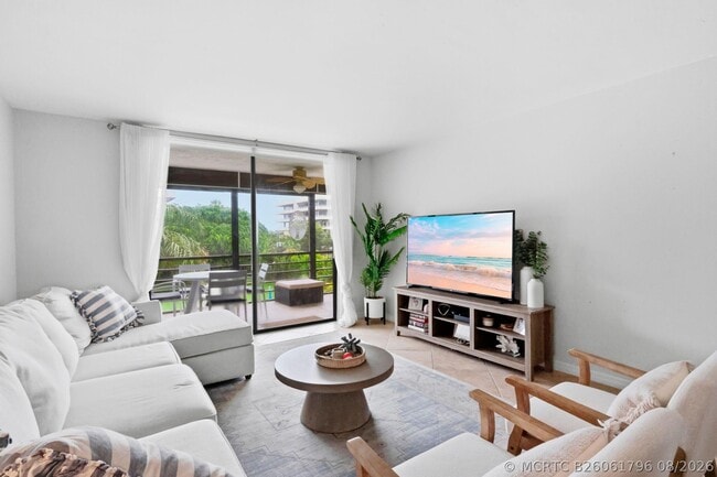 555 Banyan Tree Ln Unit 410