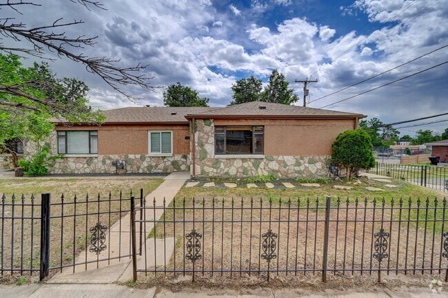 Building Photo - $2,145- 2-Bed, 2-Bath Updated Duplex Home ...
