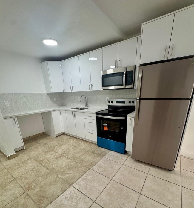 Building Photo - 2441 NW 13th St Unit 65