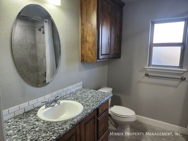 Photo - 5222 Jarvis St