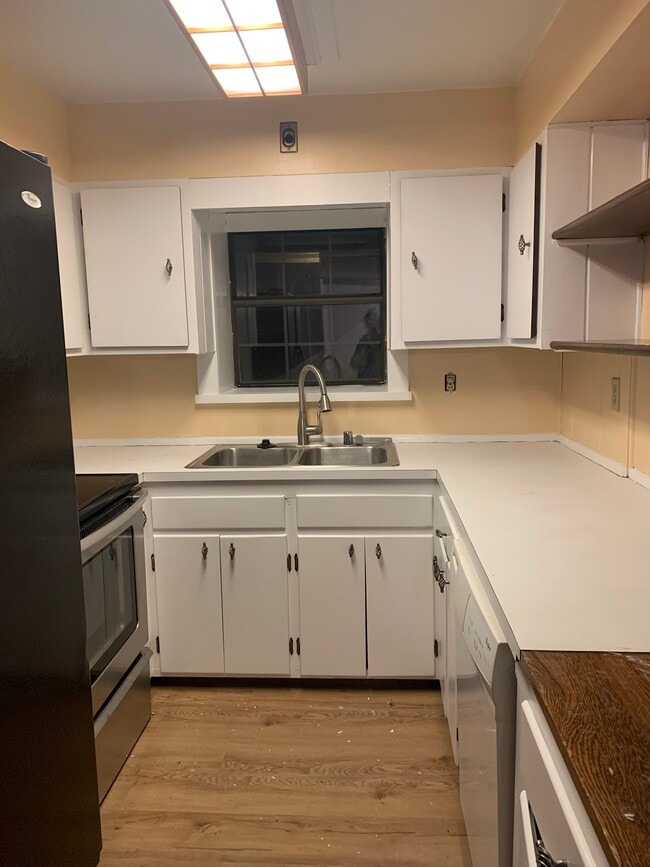 Photo - 655 Kilmer St