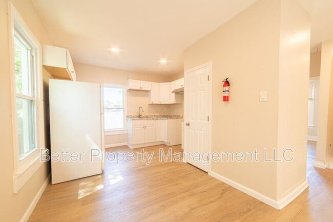 Building Photo - 730 E Montrose St Unit Apt 2
