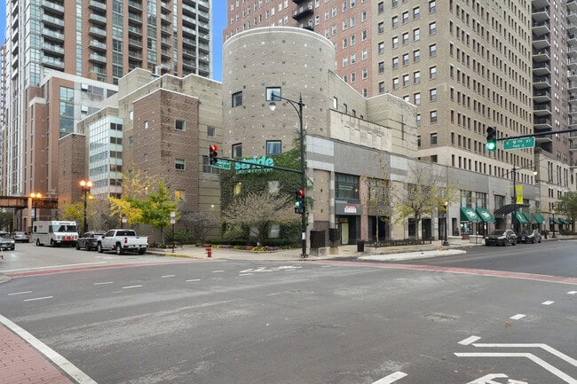 Building Photo - 40 E 9th St Unit 1015