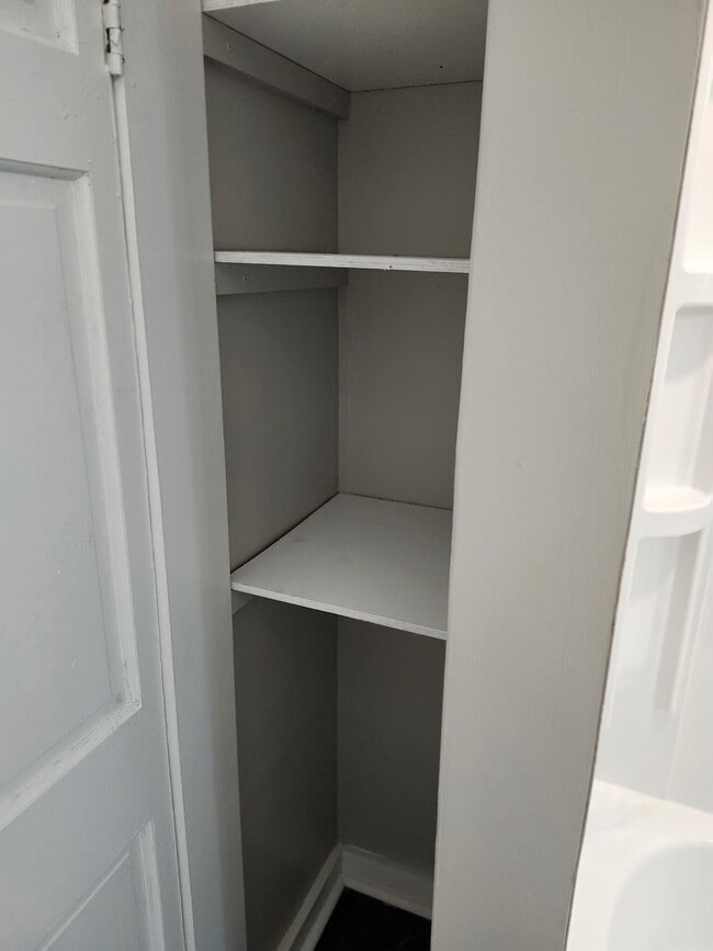 estantes de baño - 1210 Dennison Ave Unidad 1210