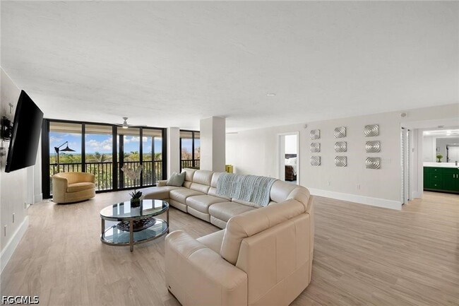 Building Photo - 5601 Turtle Bay Dr Unit 302