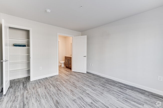 2BR, 2 BA - 983 SF