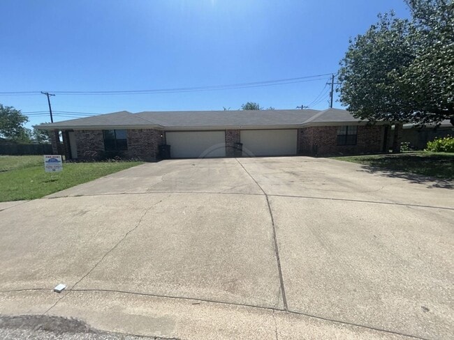 Building Photo - 912 McDaniel Cir