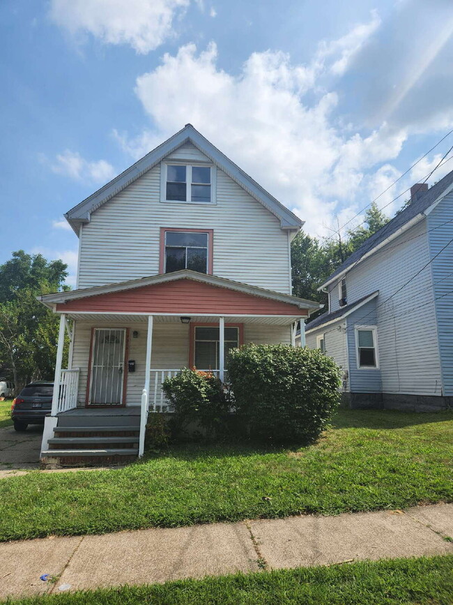 Building Photo - "2-Bedroom Duplex Downstairs Unit -Perfect... Rental
