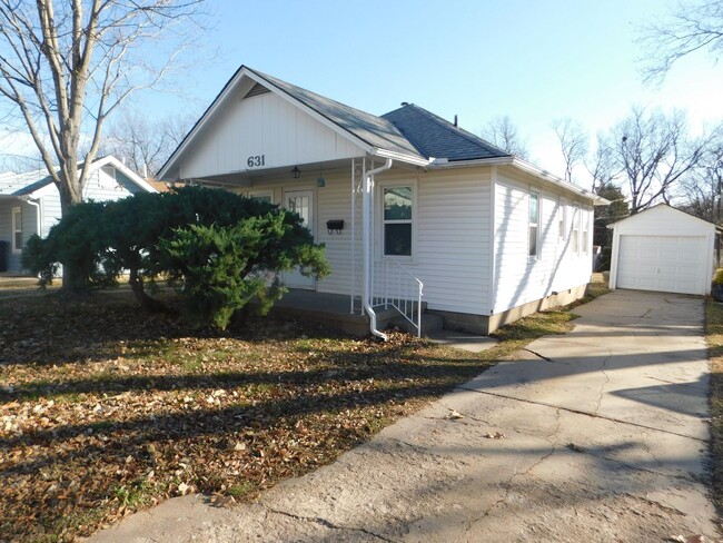 Cute 2 Bed 1 Bath Home w/ Garage - Cute 2 Bed 1 Bath Home w/ Garage