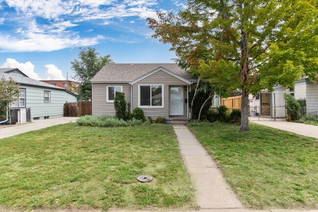 Building Photo - 1370 Xanthia St
