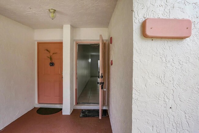 Building Photo - 3050 Norwood Pl Unit N112