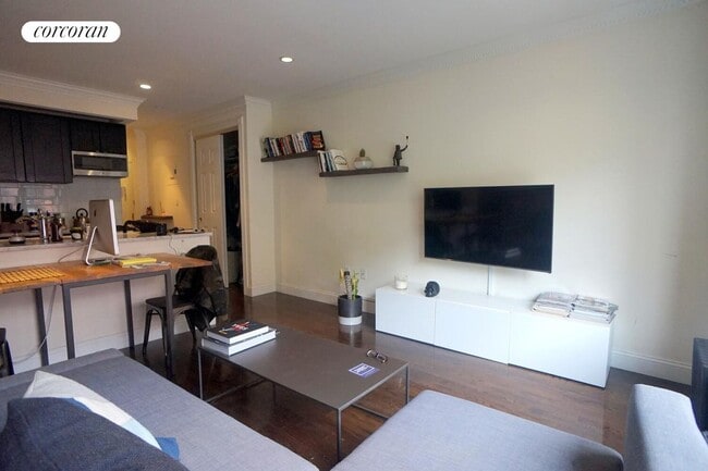 Photo - 254 W 15th St