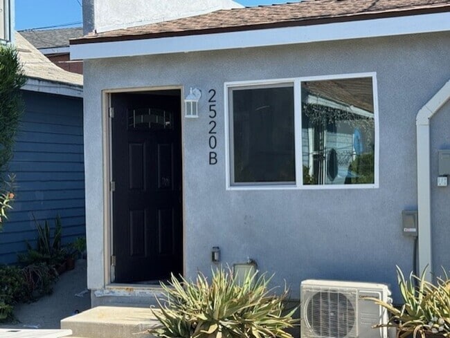 Building Photo - 2516 E Anaheim St Unit 2520 B Rental