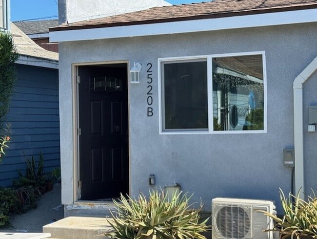 Building Photo - 2516 E Anaheim St Unit 2520 B Rental