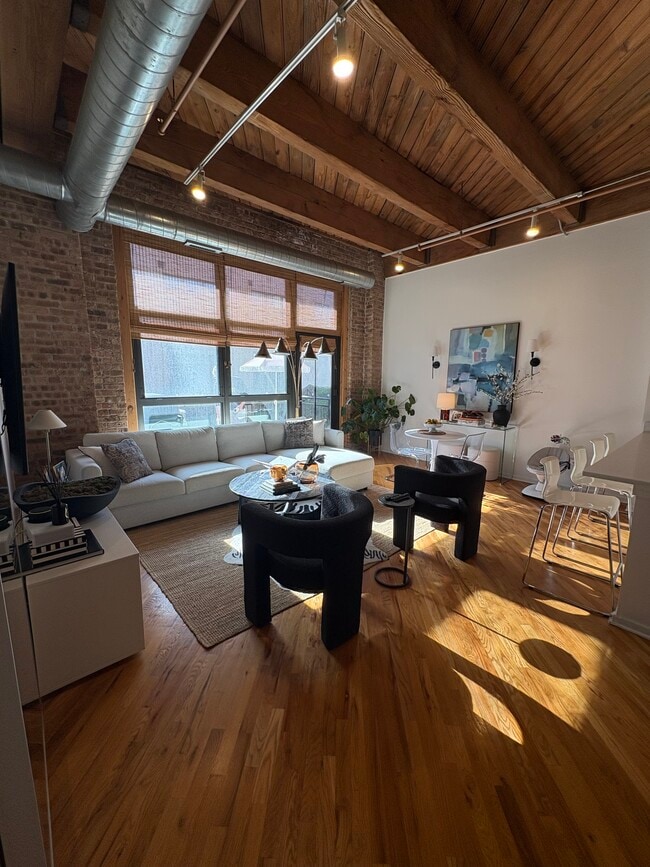 Building Photo - 1040 W Adams St Unit 328