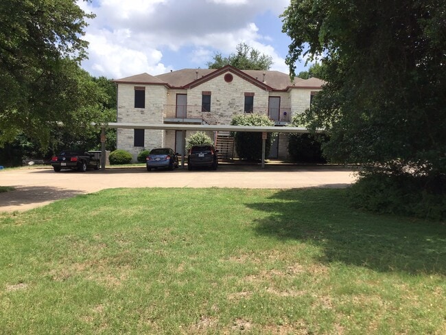 Free covered parking - 3104 Northwest Blvd Unit B