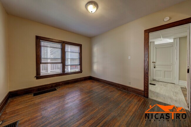 Photo - 1640 Indianola Ave