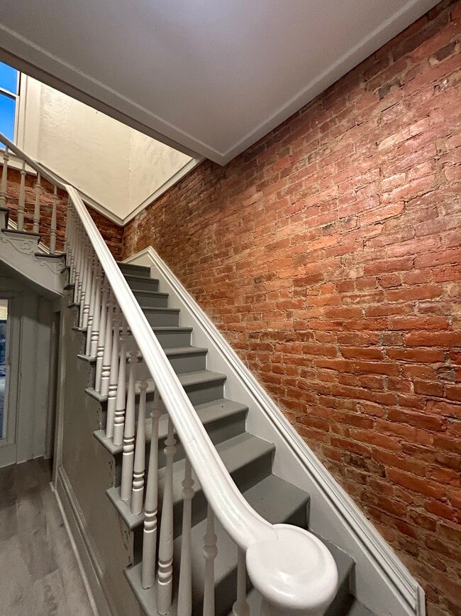 Building Photo - 618 Woodlawn Ave