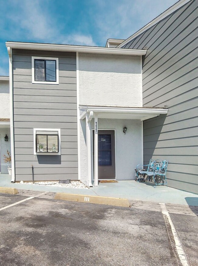 Fully Furnished 2 Bedroom Townhome Near th... - Fully Furnished 2 Bedroom Townhome Near th...