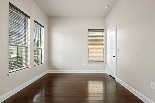 5009 Mandevilla Dr