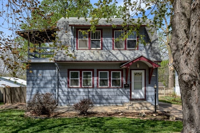 Photo - 6 Month Lease! 3Bed 2Bath with 3 Stall Garage!