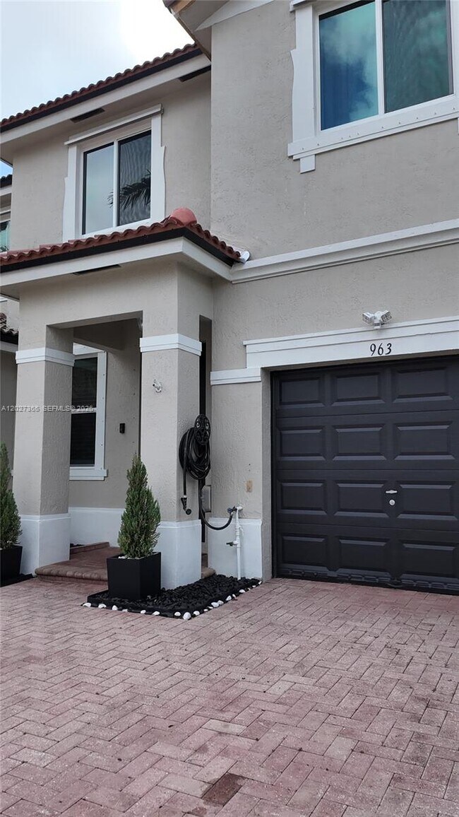 Photo - 963 NE 42nd Ave