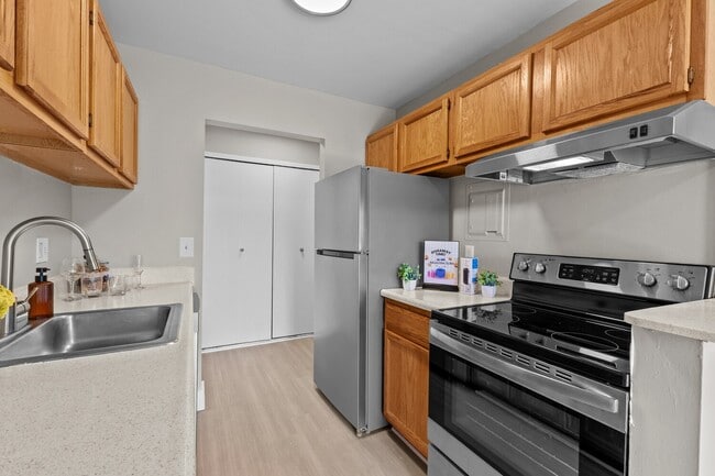 Building Photo - Sunnymede Apartments - Troy, MI