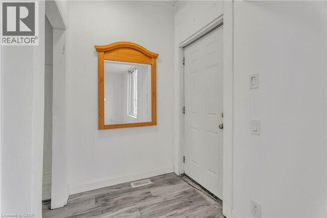 Photo - 338 Hamilton Rd Unité 1