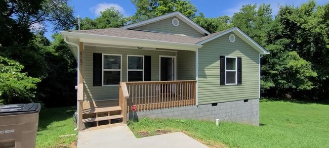 Building Photo - Knoxville 37917 - 3 bedroom, 2 bath home - Call Sharon Arnwine 865-313-7215 (cell) or 865-693-32...