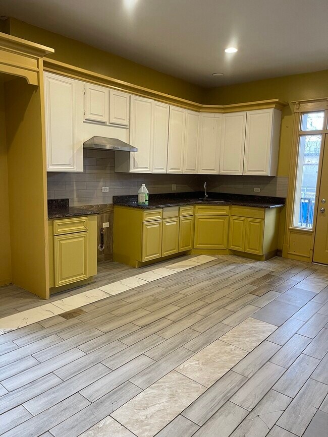 Photo - 3341 W Walnut St Unit 1