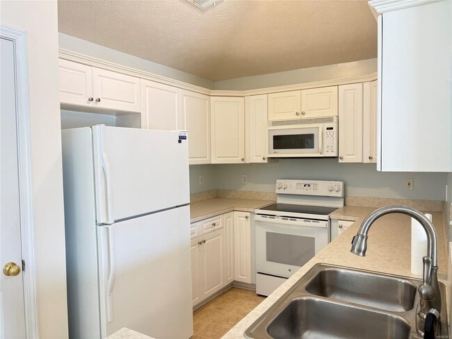Photo - 1684 Hawthorne Ln